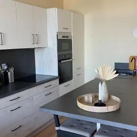 Appartement En Front De à Face Au Casino, 2p équipé Avec Parking Privatif - Fr-1-712-14 *