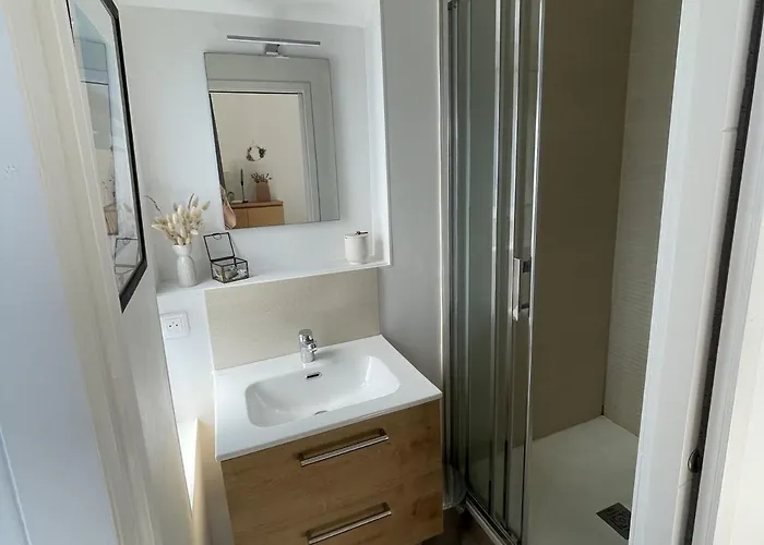 Appartement En Front De à Face Au Casino, 2p équipé Avec Parking Privatif - Fr-1-712-14