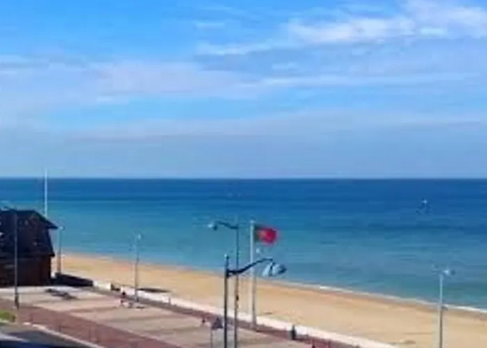 Appartement En Front De à Face Au Casino, 2p équipé Avec Parking Privatif - Fr-1-712-14 *