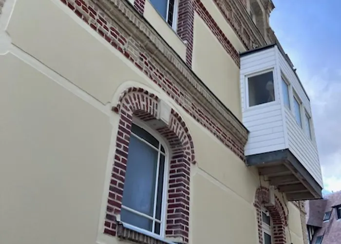 Appartement En Front De à Face Au Casino, 2p équipé Avec Parking Privatif - Fr-1-712-14